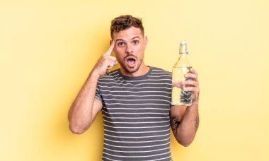 Genç yakışıklı adam şaşırmış görünüyor, yeni bir düşünce, fikir ya da konsept fark ediyor. su kavramı