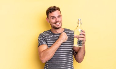 Genç yakışıklı adam kendini mutlu hissediyor ve bir meydan okumayla yüzleşiyor ya da kutluyor. su kavramı