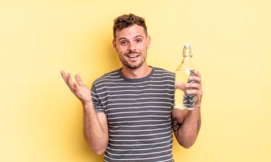 Genç yakışıklı adam kendini mutlu hissediyor, bir çözüm ya da fikir bulduğuna şaşırıyor. su kavramı