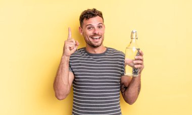 Genç yakışıklı bir adam bir fikri fark ettikten sonra mutlu ve heyecanlı bir dahi gibi hissediyor. su kavramı