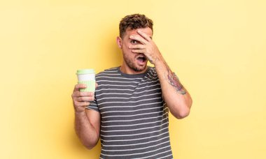 Genç yakışıklı adam şok olmuş, korkmuş ya da dehşete düşmüş gibi görünüyor.