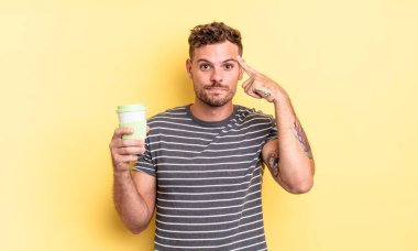 Genç yakışıklı adam şaşkın ve şaşkın hissediyor, sana çılgın paket servis konseptini gösteriyor.