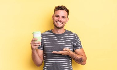 Genç yakışıklı adam neşeyle gülümsüyor, mutlu hissediyor ve konseptini değiştiriyor.