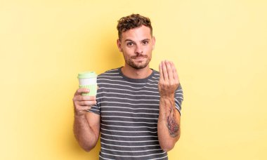 Genç yakışıklı adam kapiş ya da para hareketi yapıyor. Sana konsepti ödemeni söylüyor.