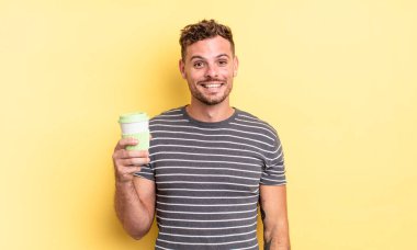 Genç yakışıklı adam mutlu ve hoş bir şekilde şaşırmış görünüyor.