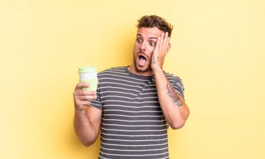 Genç yakışıklı adam mutlu, heyecanlı ve şaşırmış hissediyor.