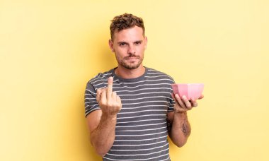 Genç yakışıklı adam sinirli, sinirli, asi ve agresif boş kase konsepti