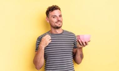 Genç yakışıklı adam kibirli, başarılı, pozitif ve gururlu boş kase konsepti