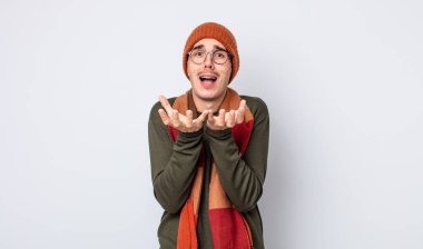 Genç yakışıklı adam umutsuz, sinirli ve stresli görünüyor. Kışlık kıyafet konsepti