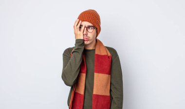 Genç yakışıklı bir adam bıkkın, hayal kırıklığına uğramış ve yorucu bir geceden sonra uykulu hissediyor. Kışlık kıyafet konsepti