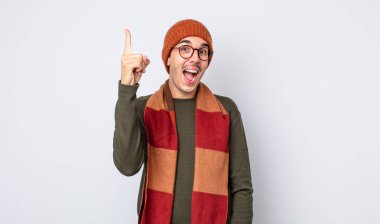 Genç yakışıklı bir adam bir fikri fark ettikten sonra mutlu ve heyecanlı bir dahi gibi hissediyor. Kışlık kıyafet konsepti