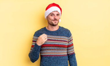 Genç yakışıklı adam kibirli, başarılı, pozitif ve gururlu görünüyor. Noel konsepti