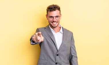 Genç ve yakışıklı bir adam kamerayı işaret ederek seni seçiyor. iş kavramı