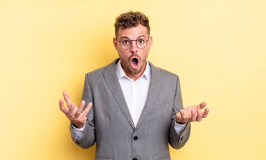 Genç yakışıklı adam, inanılmaz bir sürprizle şaşkına dönmüş ve hayrete düşmüştü. iş kavramı