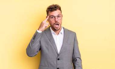 Genç yakışıklı adam şaşırmış görünüyor, yeni bir düşünce, fikir ya da konsept fark ediyor. iş kavramı