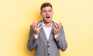 Genç yakışıklı adam umutsuz, sinirli ve stresli görünüyor. iş kavramı