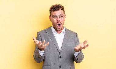 Genç ve yakışıklı bir adam şok olmuş ve şaşırmış hissediyor. iş kavramı