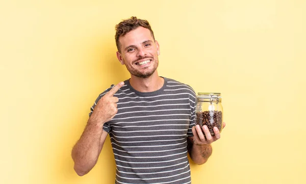 Jonge Knappe Man Glimlachend Vol Vertrouwen Wijzen Naar Een Eigen — Stockfoto