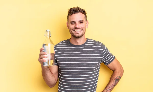 Joven Hombre Guapo Sonriendo Felizmente Con Una Mano Cadera Confiado — Foto de Stock