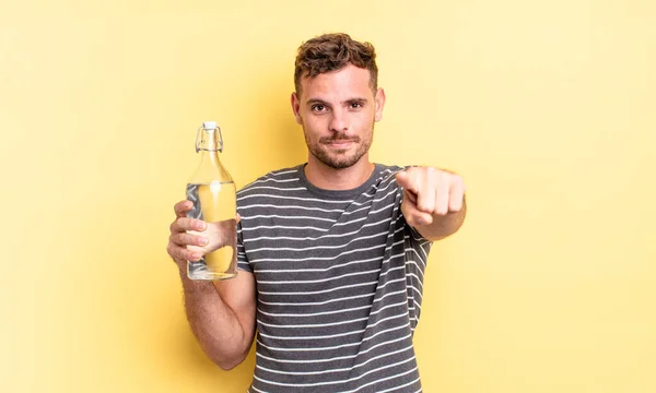 Joven Hombre Guapo Apuntando Cámara Eligiéndote Concepto Agua — Foto de Stock