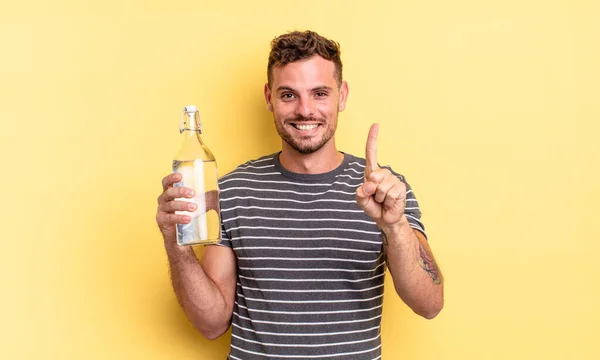 Jovem Bonito Homem Sorrindo Olhando Amigável Mostrando Número Conceito Água — Fotografia de Stock