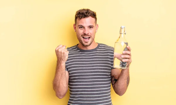 Joven Hombre Guapo Gritando Agresivamente Con Una Expresión Enojo Concepto — Foto de Stock