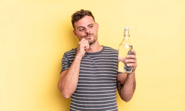 Joven Hombre Guapo Pensando Sintiéndose Dudoso Confundido Concepto Agua — Foto de Stock