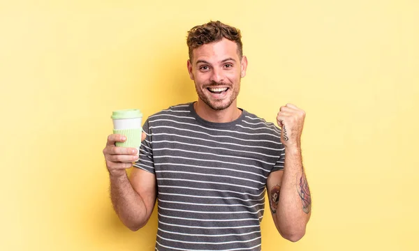 Jovem Homem Bonito Sentindo Chocado Rindo Celebrando Sucesso Tirar Conceito — Fotografia de Stock