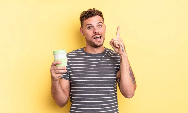 Jovem Homem Bonito Sentindo Como Gênio Feliz Animado Depois Perceber — Fotografia de Stock