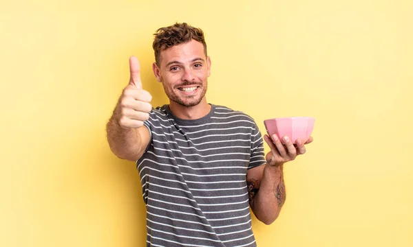 Jovem Homem Bonito Sentindo Orgulhoso Sorrindo Positivamente Com Polegares Para — Fotografia de Stock