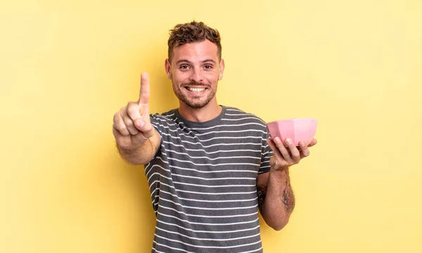 Jeune Bel Homme Souriant Fièrement Toute Confiance Faisant Numéro Concept — Photo