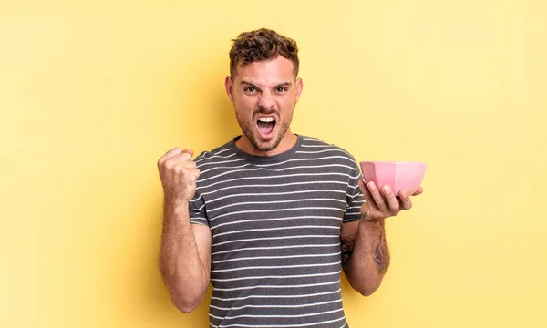 Jovem Homem Bonito Gritando Agressivamente Com Uma Expressão Irritada Conceito — Fotografia de Stock