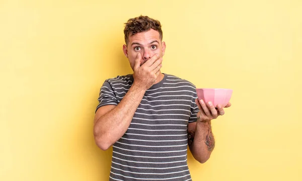 Ung Stilig Man Täcker Munnen Med Händer Med Chockad Tom — Stockfoto