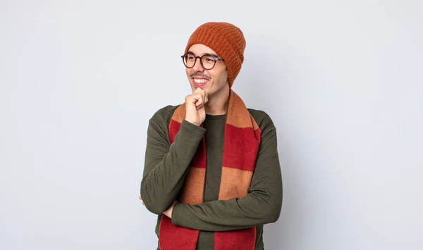 若いハンサムな男は 顎を手で幸せ 自信を持って表情で笑っている 冬服のコンセプト — ストック写真