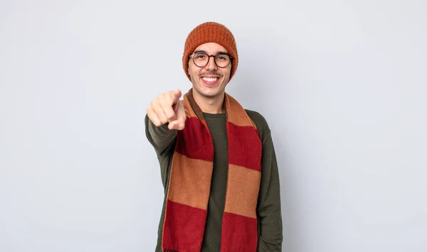 Mladý Pohledný Muž Ukazující Kameru Který Vybral Tebe Zimní Oblečení — Stock fotografie