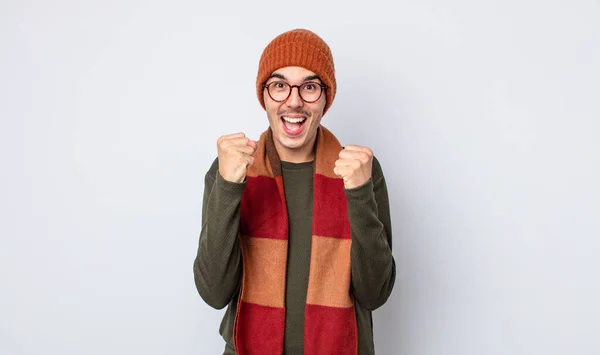 Genç Yakışıklı Adam Şok Olmuş Hissediyor Gülüyor Başarıyı Kutluyor Kışlık — Stok fotoğraf
