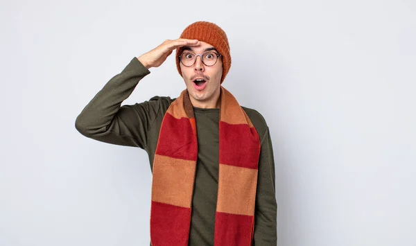 Jonge Knappe Man Die Gelukkig Uitziet Verbaasd Verrast Winterkleding Concept — Stockfoto