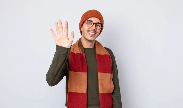 Fiatal Jóképű Férfi Boldogan Mosolyog Integet Üdvözöl Üdvözöl Téged Téli — Stock Fotó