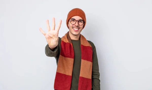 Mladý Pohledný Muž Usmívá Vypadá Přátelsky Ukazuje Číslo Čtyři Zimní — Stock fotografie