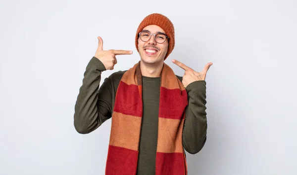 Mladý Pohledný Muž Sebevědomě Usmívá Ukazuje Svůj Široký Úsměv Zimní — Stock fotografie