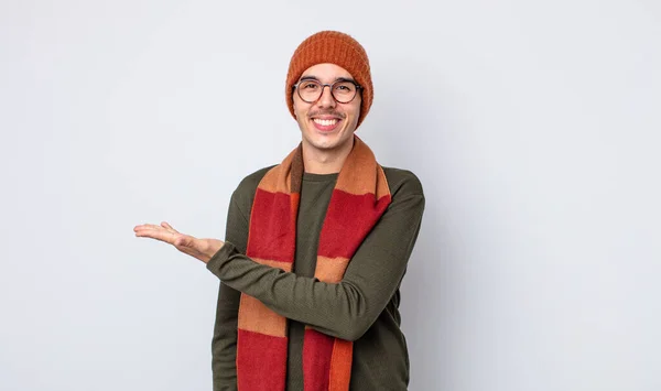 Mladý Pohledný Muž Vesele Usmívá Cítí Šťastný Předvádí Svůj Koncept — Stock fotografie
