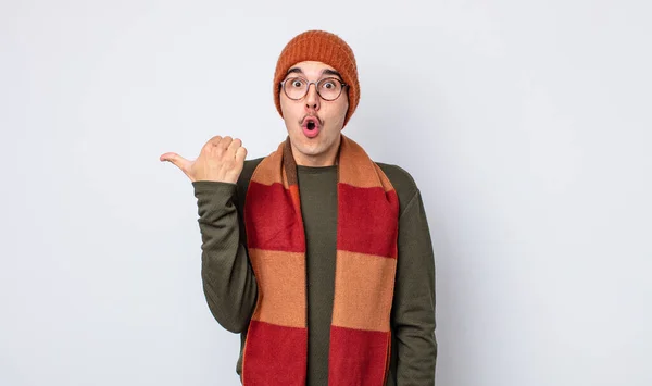 Mladý Pohledný Muž Vypadal Nevěřícně Zimní Oblečení Koncept — Stock fotografie