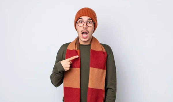 若いハンサムな男ショックを受けて 口を大きく開いて驚いて 自分自身を指している 冬服のコンセプト — ストック写真
