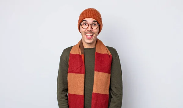 Genç Yakışıklı Adam Mutlu Hoş Bir Şekilde Şaşırmış Görünüyor Kışlık — Stok fotoğraf