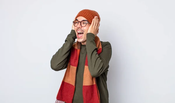 Jonge Knappe Man Die Zich Gelukkig Opgewonden Verrast Voelt Winterkleding — Stockfoto