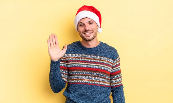 Joven Hombre Guapo Sonriendo Felizmente Saludándote Con Mano Dándote Bienvenida —  Fotos de Stock