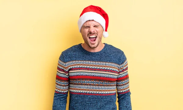 Jovem Homem Bonito Gritando Agressivamente Parecendo Muito Irritado Conceito Natal — Fotografia de Stock