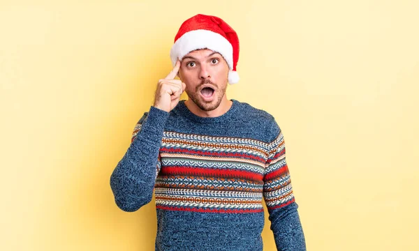 Junger Gutaussehender Mann Der Überrascht Aussieht Und Einen Neuen Gedanken — Stockfoto