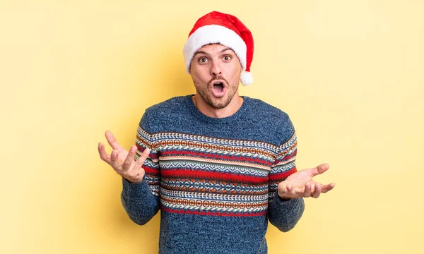 若いハンサムな男は驚きショックを受け驚くべき驚きに驚きました クリスマスのコンセプト — ストック写真