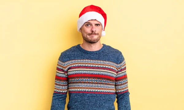 困惑して混乱してる若いハンサムな男 クリスマスのコンセプト — ストック写真